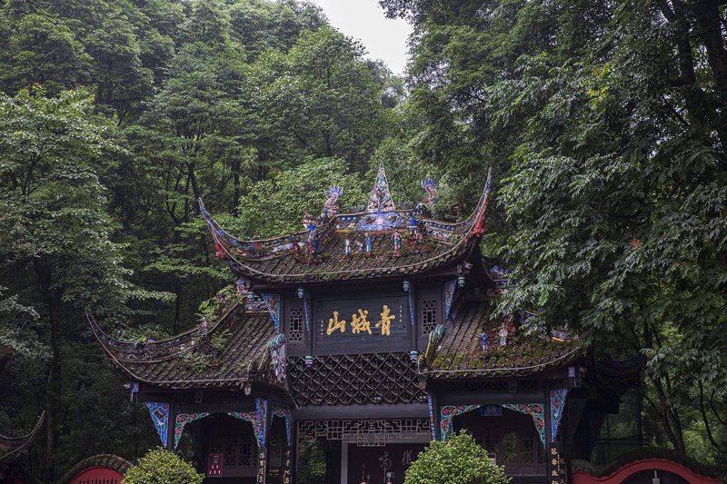 成都，这座充满历史韵味与现代气息的城市，正等待着您的到来。无论您是初次踏足还是再访故地，一次精心策划的定制旅行都能让您发现不一样的成都。